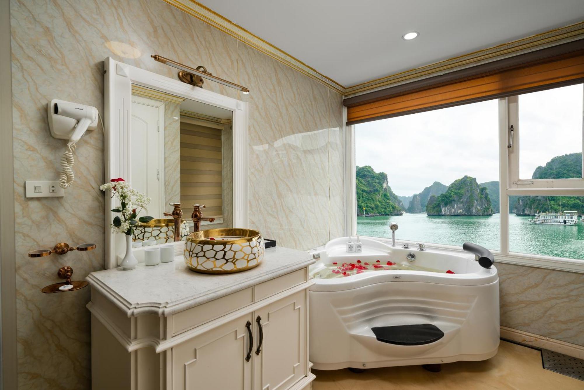Halong Aquamarine Royal Cruise Hotel Ha Long Exterior photo